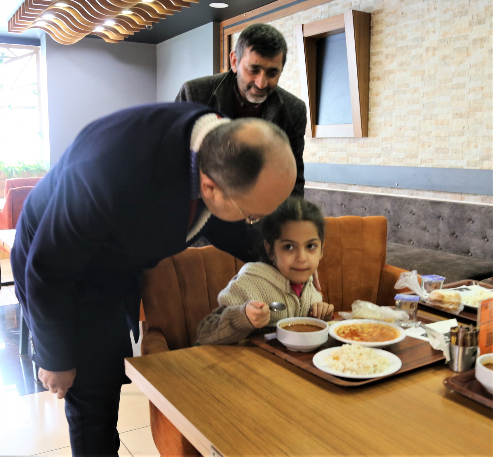 Depremzede öğrenci ve aileleri üniversiteye getirildi 1