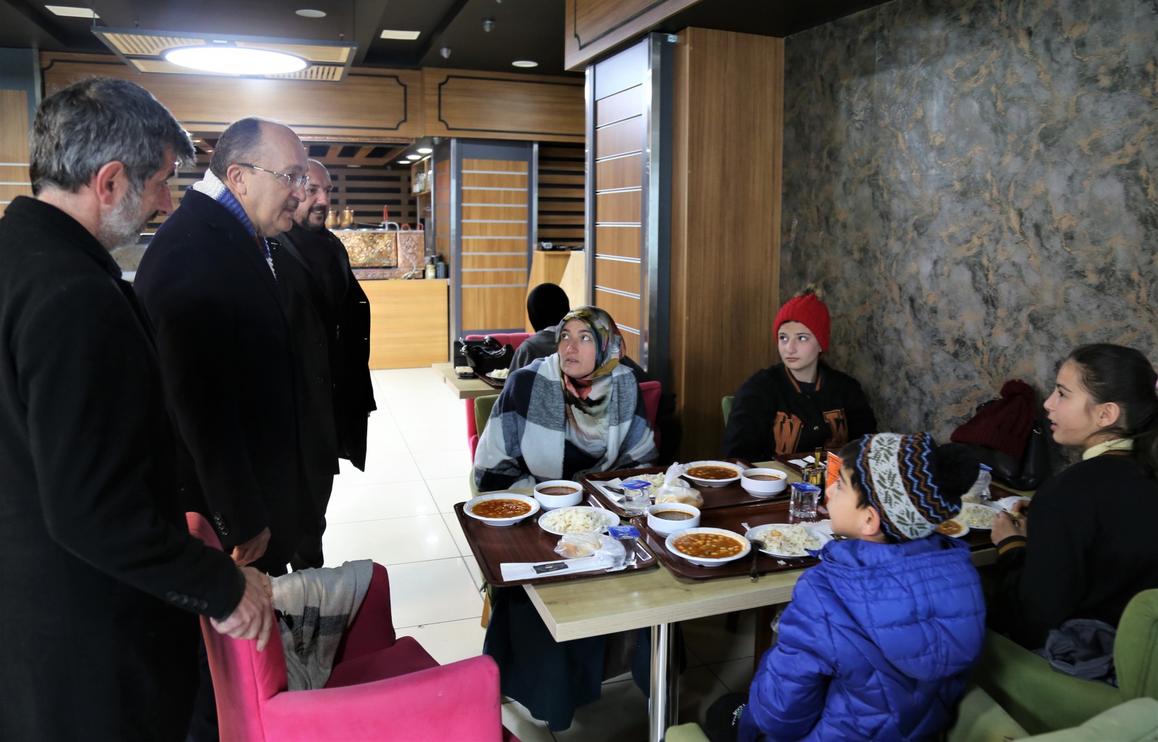 Depremzede öğrenci ve aileleri üniversiteye getirildi 4