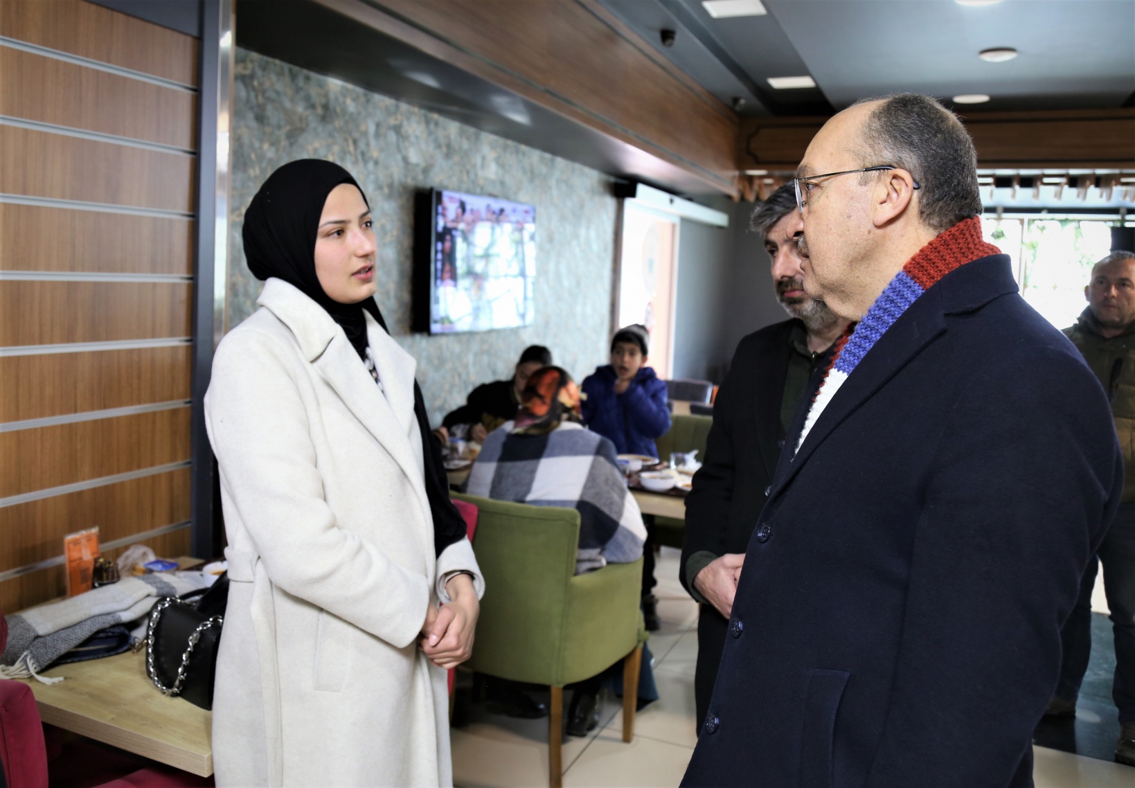 Depremzede öğrenci ve aileleri üniversiteye getirildi 3