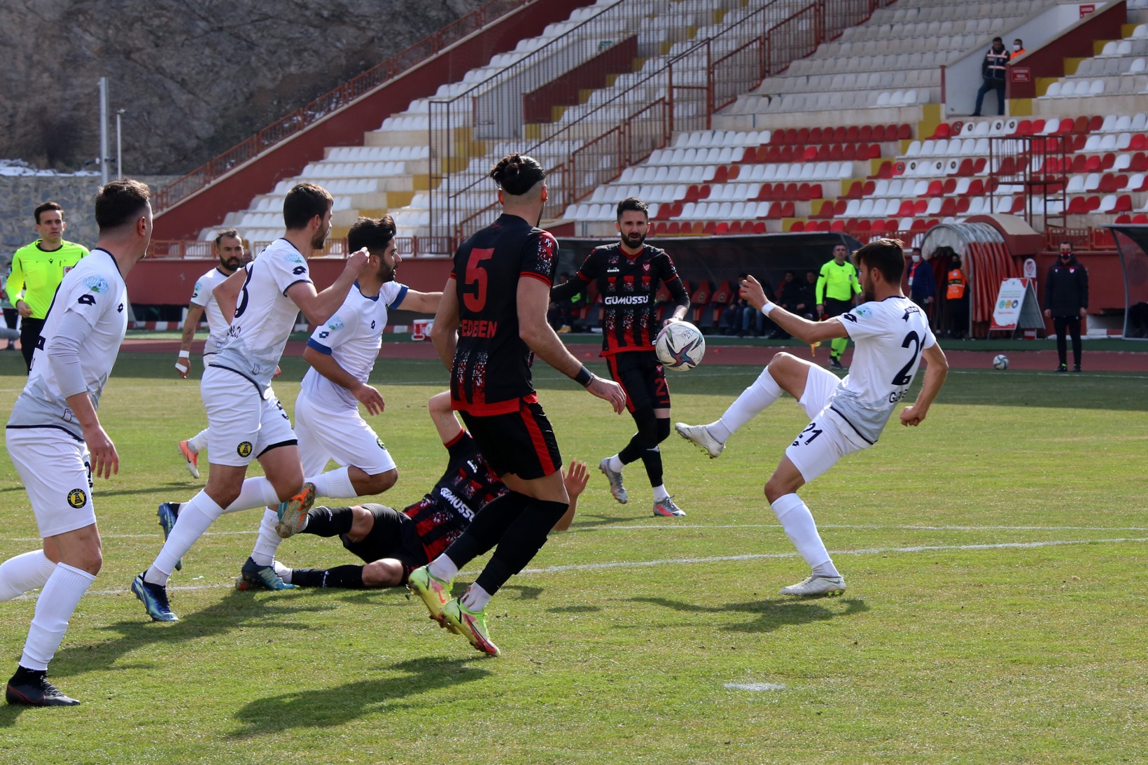 Gümüş evinde yıkıldı: 2-3 6