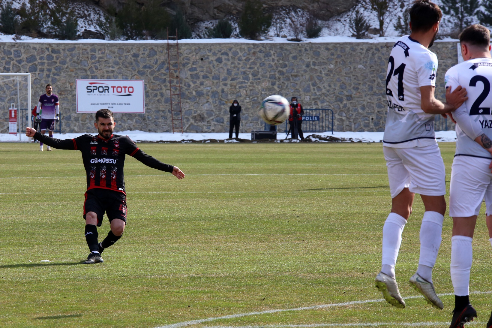 Gümüş evinde yıkıldı: 2-3 10