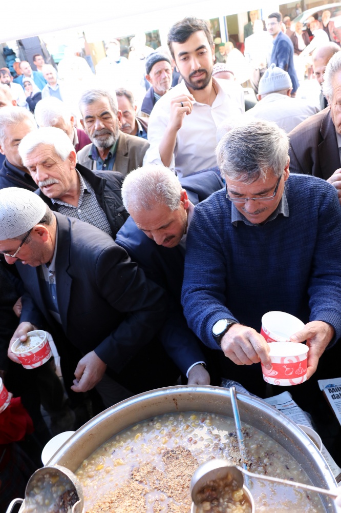 Gümüşhane’de 2 bin kişiye aşure dağıtıldı 4