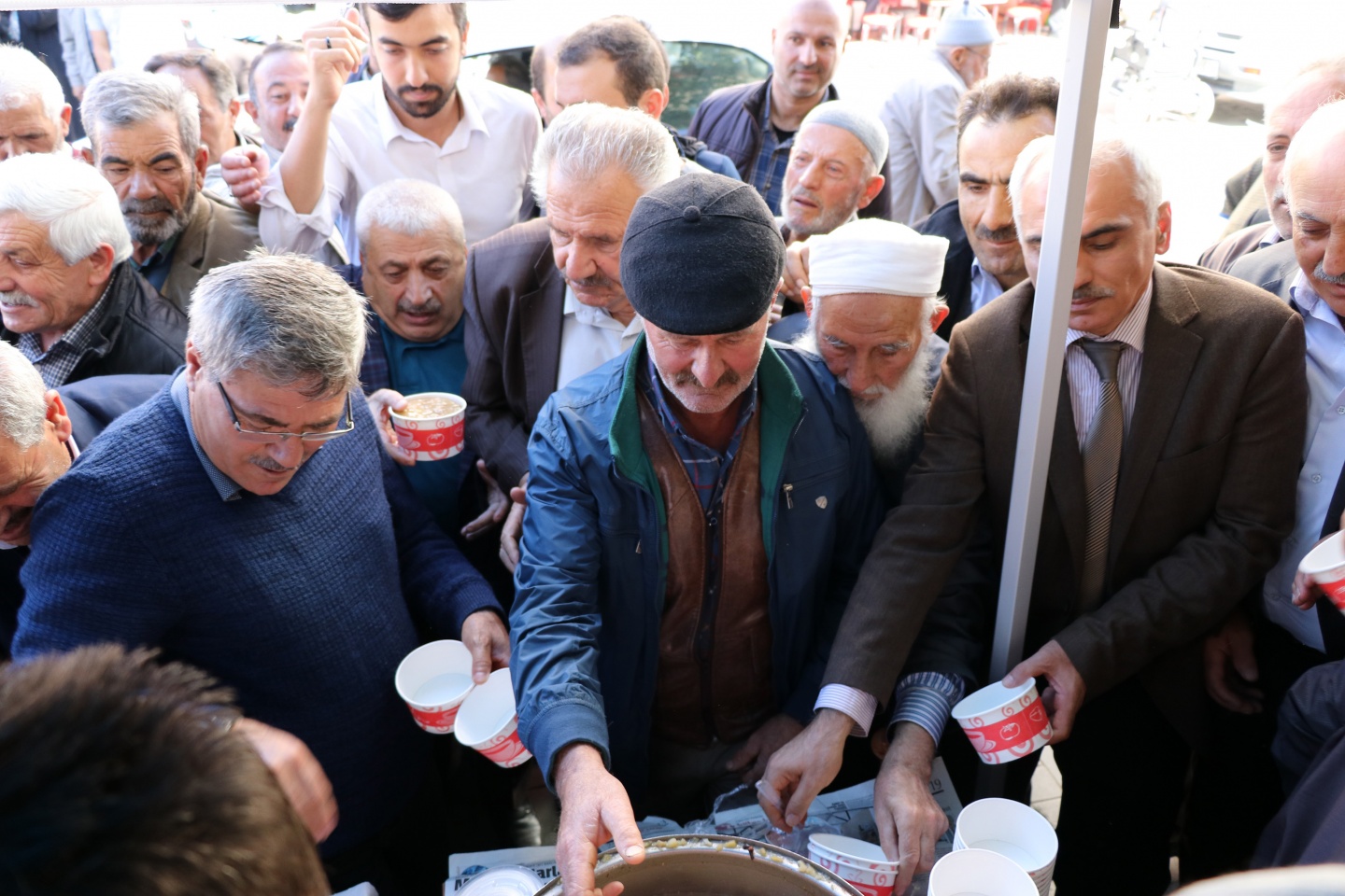 Gümüşhane’de 2 bin kişiye aşure dağıtıldı 6