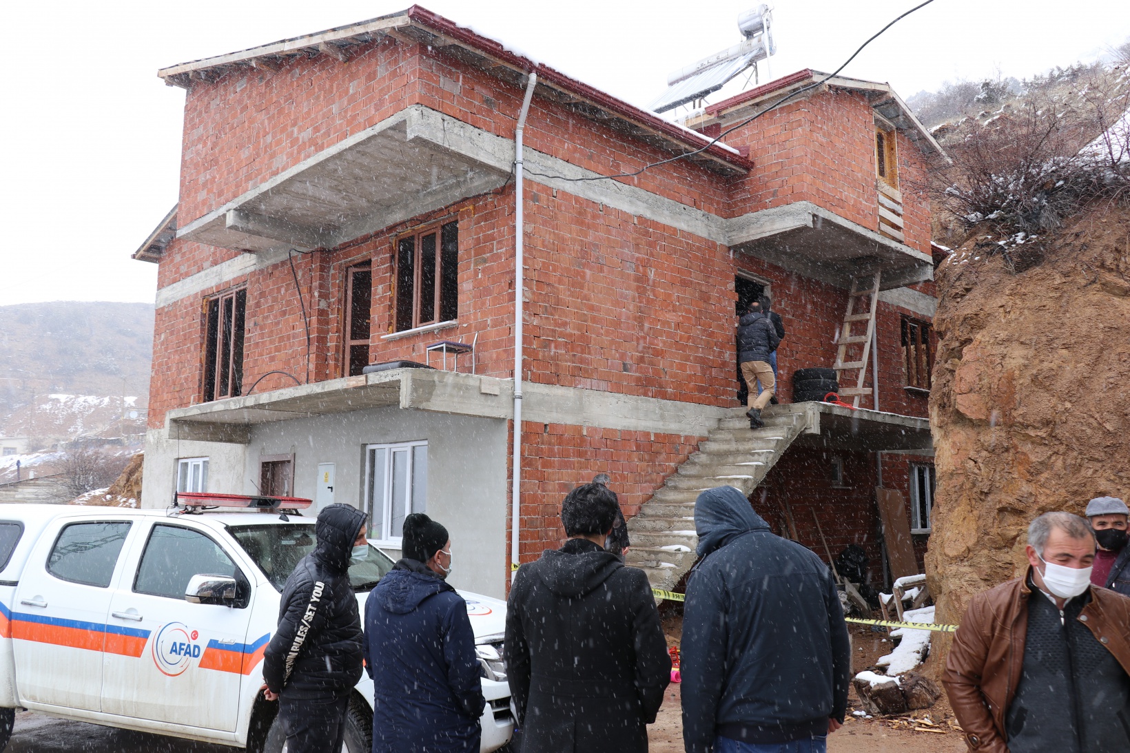 Gümüşhane’de dağdan kopan kaya parçaları evin içine doldu 13