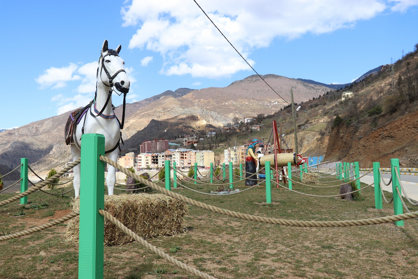 Özkürtün’e kadın eli değdi belde rengarenk oldu 16