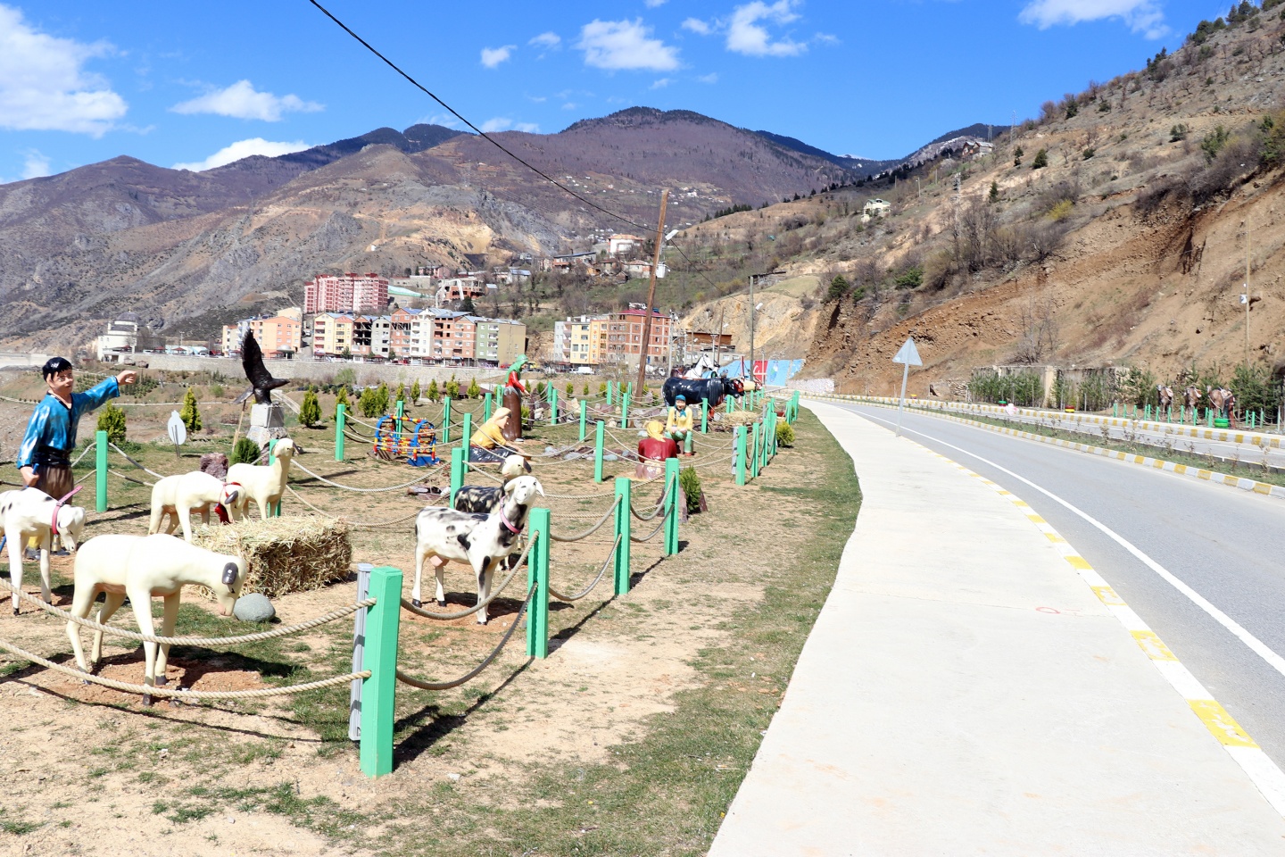 Özkürtün’e kadın eli değdi belde rengarenk oldu 9