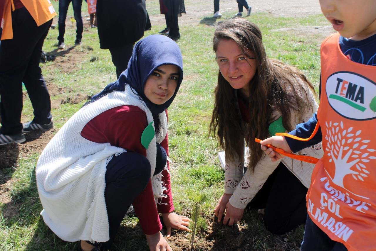 Kelkit’te su israfı anlatıldı, fidan dikildi 38