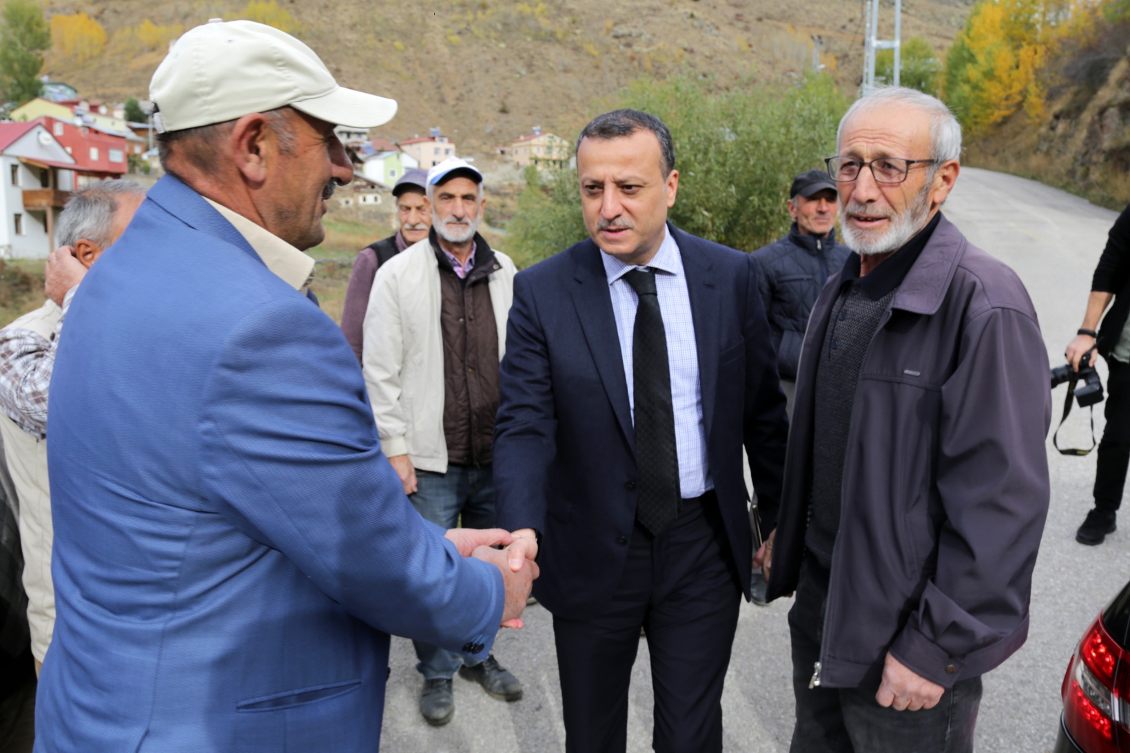 Vali Taşbilek usta ile çırağının 150 yıl önce yaptığı köy odalarını ziyaret etti 2