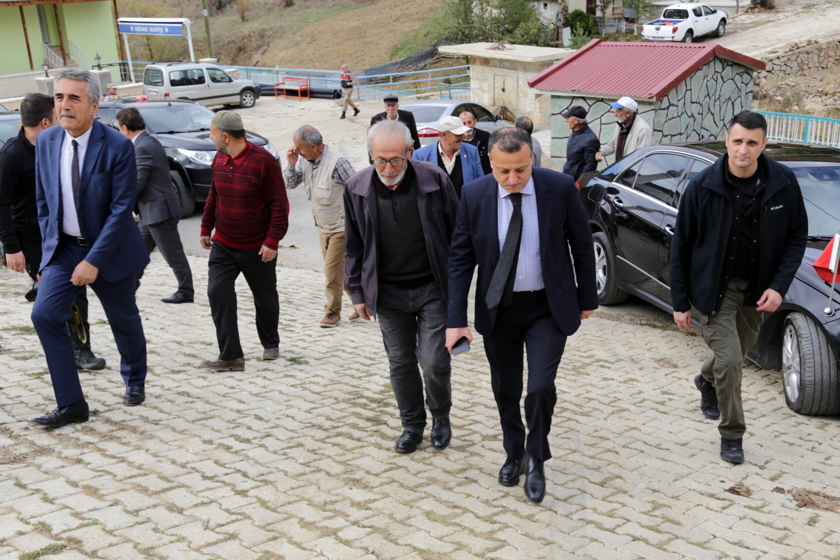 Vali Taşbilek usta ile çırağının 150 yıl önce yaptığı köy odalarını ziyaret etti 5