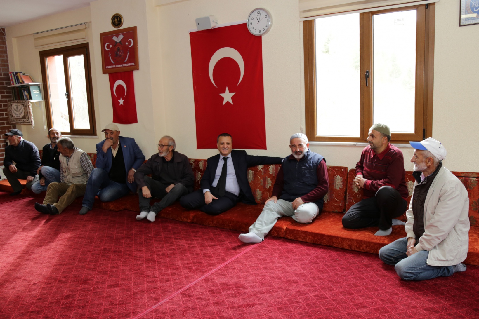 Vali Taşbilek usta ile çırağının 150 yıl önce yaptığı köy odalarını ziyaret etti 1