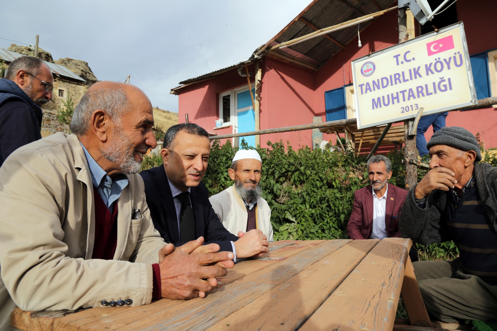 Vali Taşbilek usta ile çırağının 150 yıl önce yaptığı köy odalarını ziyaret etti 10
