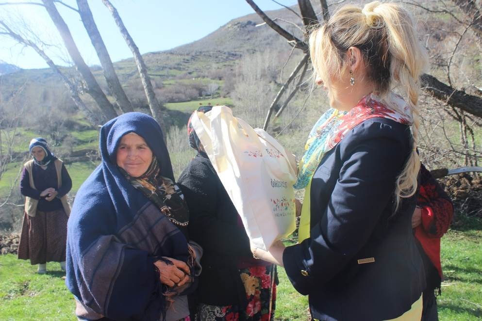 Bayan Yavuz, Dölek ve Sarıçiçek Köylerini Ziyaret Etti 23