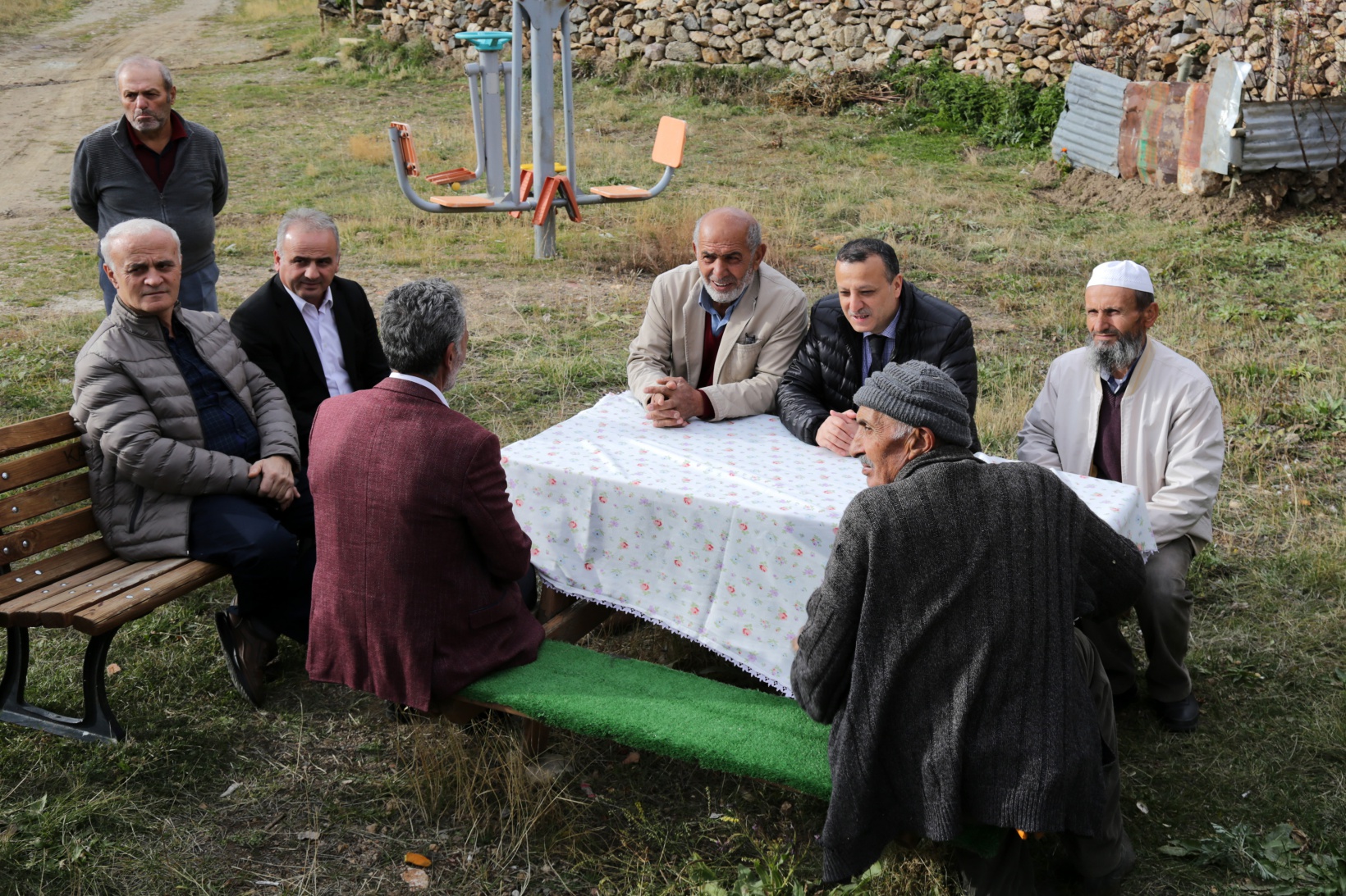 Vali Taşbilek usta ile çırağının 150 yıl önce yaptığı köy odalarını ziyaret etti 25