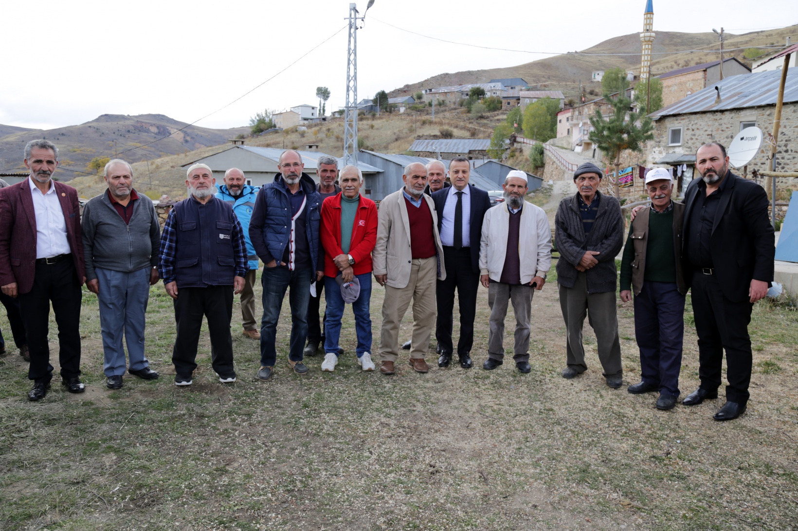 Vali Taşbilek usta ile çırağının 150 yıl önce yaptığı köy odalarını ziyaret etti 24