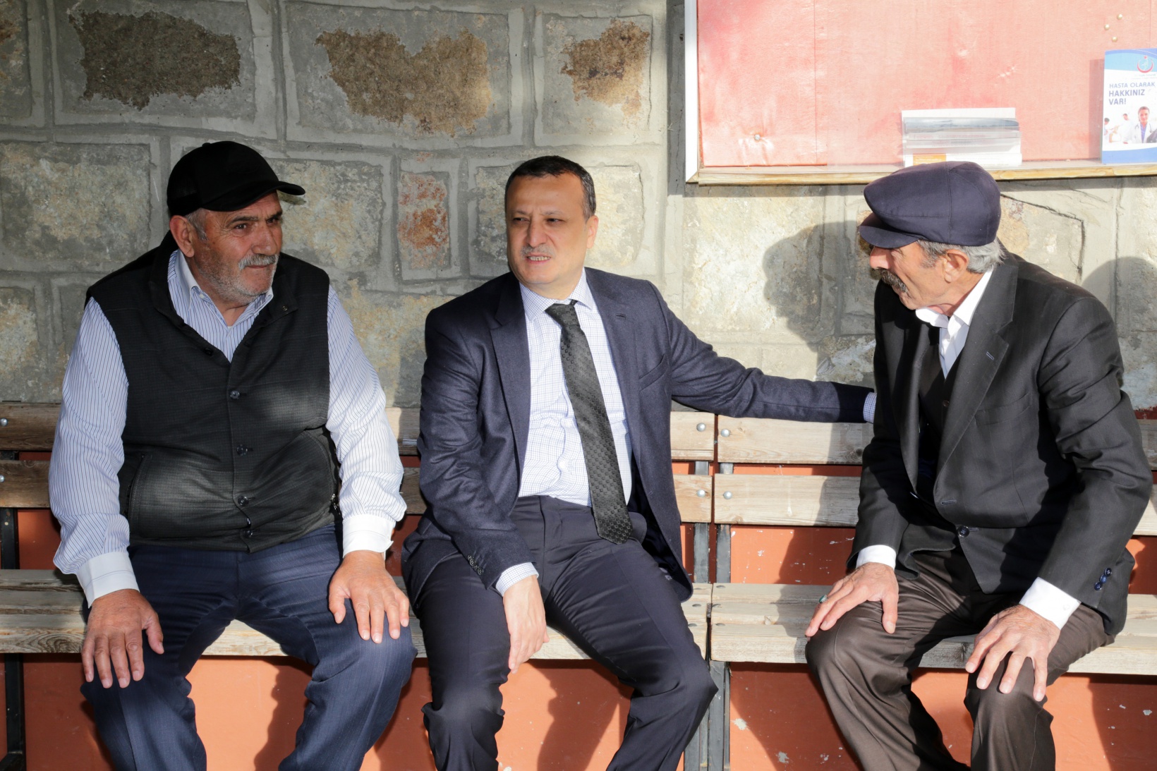 Vali Taşbilek usta ile çırağının 150 yıl önce yaptığı köy odalarını ziyaret etti 11