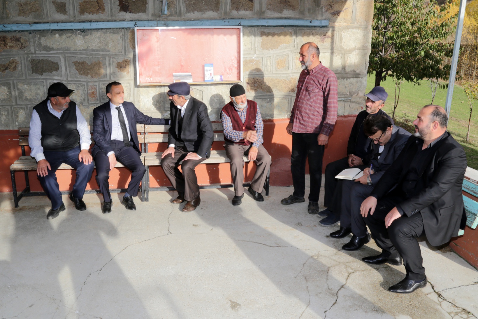 Vali Taşbilek usta ile çırağının 150 yıl önce yaptığı köy odalarını ziyaret etti 13