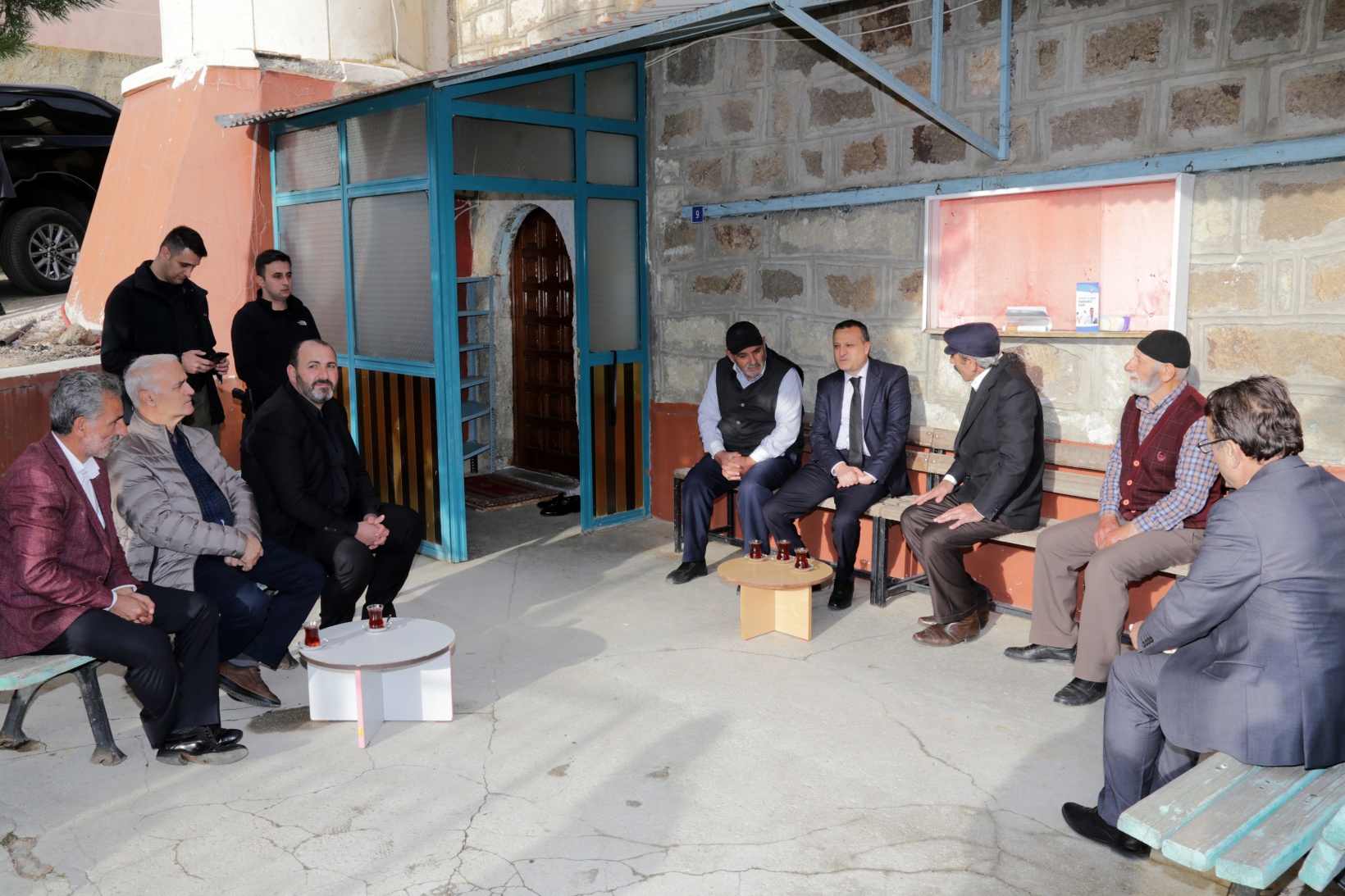 Vali Taşbilek usta ile çırağının 150 yıl önce yaptığı köy odalarını ziyaret etti 12