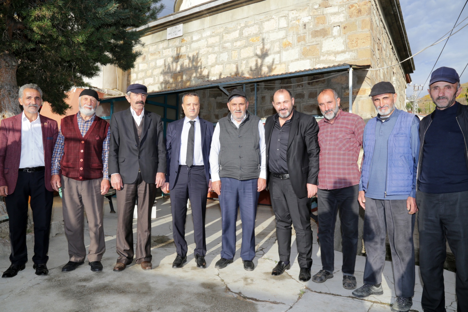 Vali Taşbilek usta ile çırağının 150 yıl önce yaptığı köy odalarını ziyaret etti 23