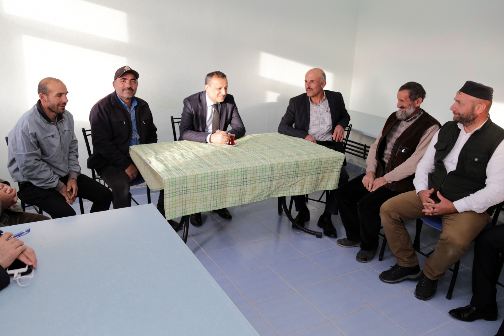 Vali Taşbilek usta ile çırağının 150 yıl önce yaptığı köy odalarını ziyaret etti 3