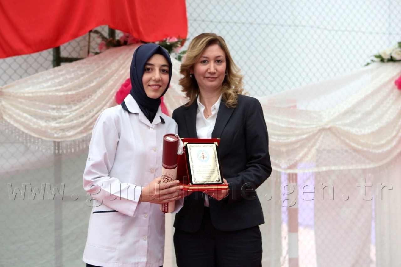 Sağlık Meslek Lisesinde Mezuniyet Heyecanı 7