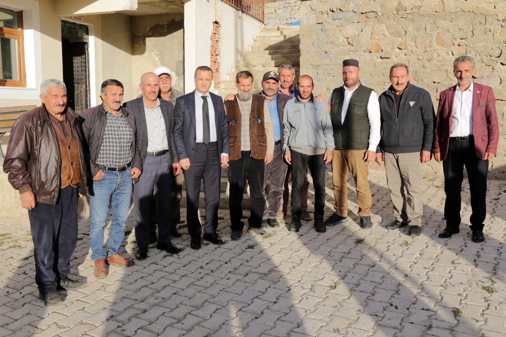 Vali Taşbilek usta ile çırağının 150 yıl önce yaptığı köy odalarını ziyaret etti 22