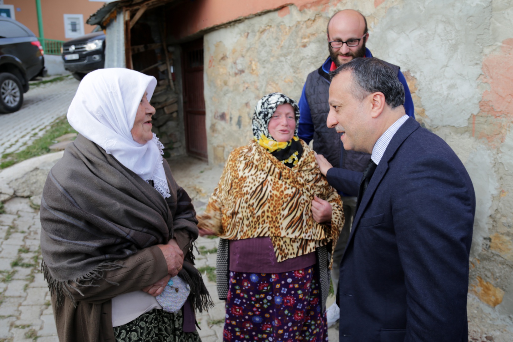 Vali Taşbilek usta ile çırağının 150 yıl önce yaptığı köy odalarını ziyaret etti 4