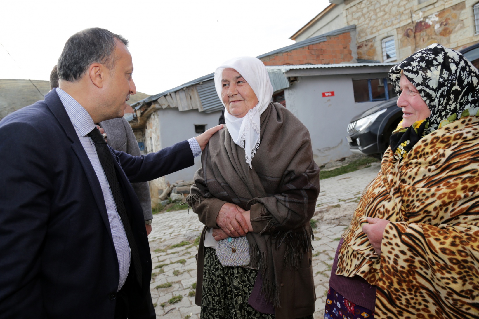 Vali Taşbilek usta ile çırağının 150 yıl önce yaptığı köy odalarını ziyaret etti 18
