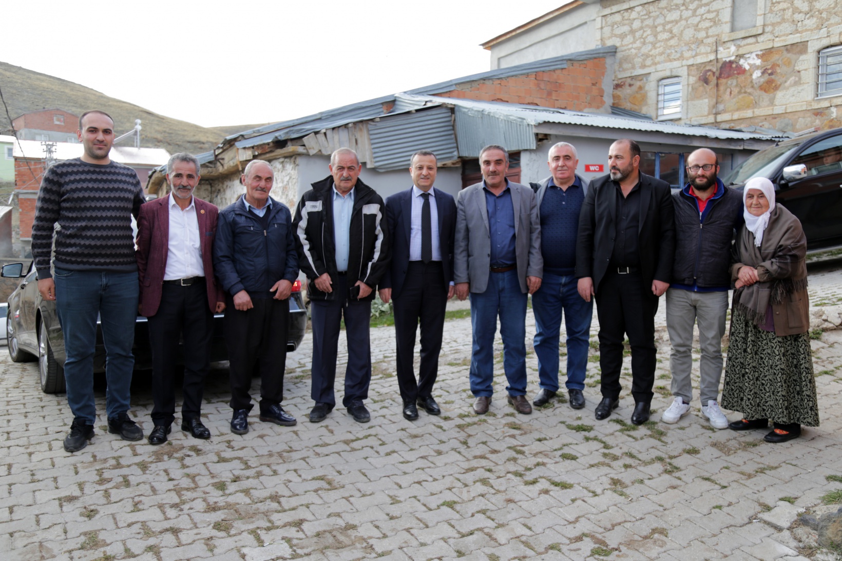 Vali Taşbilek usta ile çırağının 150 yıl önce yaptığı köy odalarını ziyaret etti 19