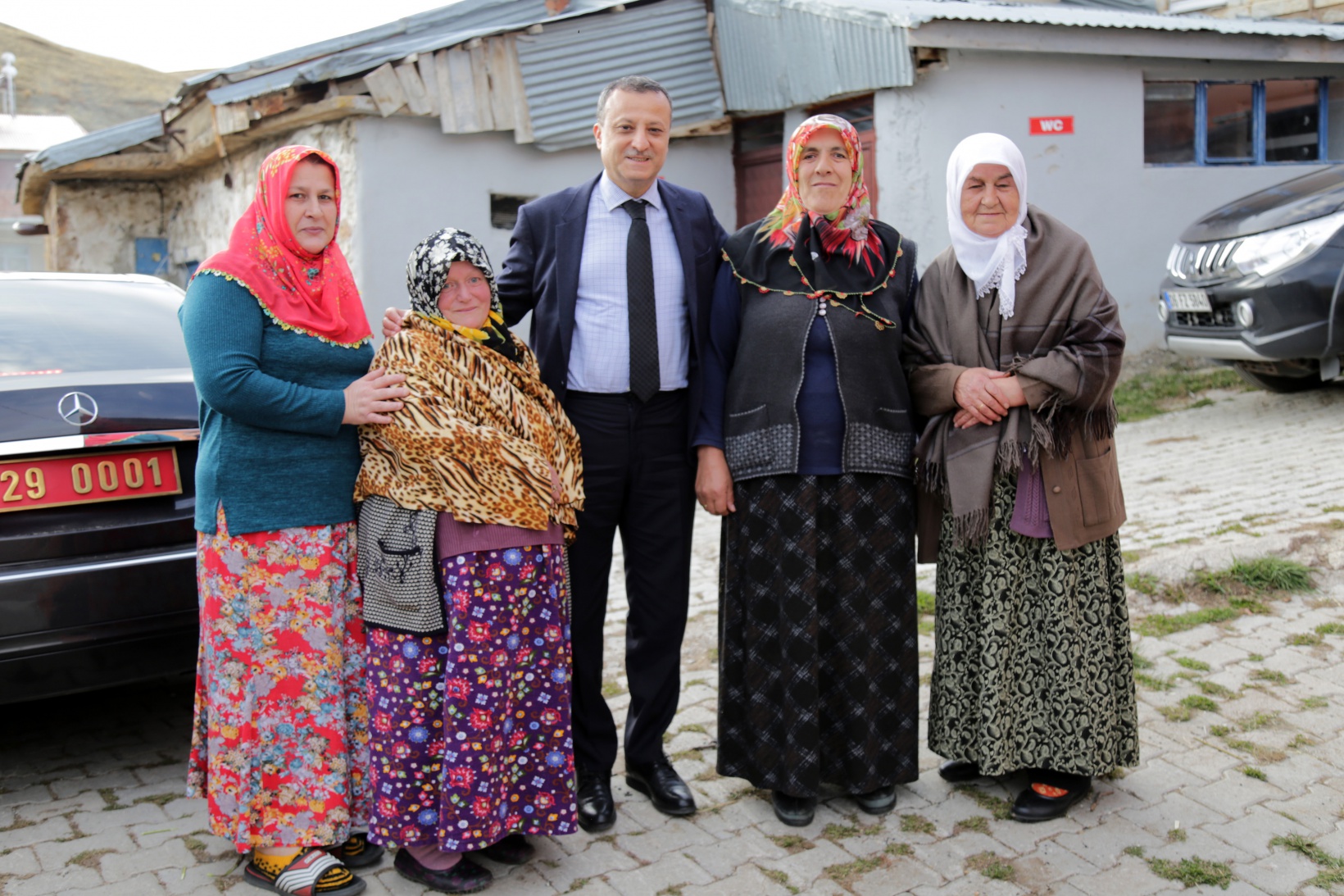Vali Taşbilek usta ile çırağının 150 yıl önce yaptığı köy odalarını ziyaret etti 9