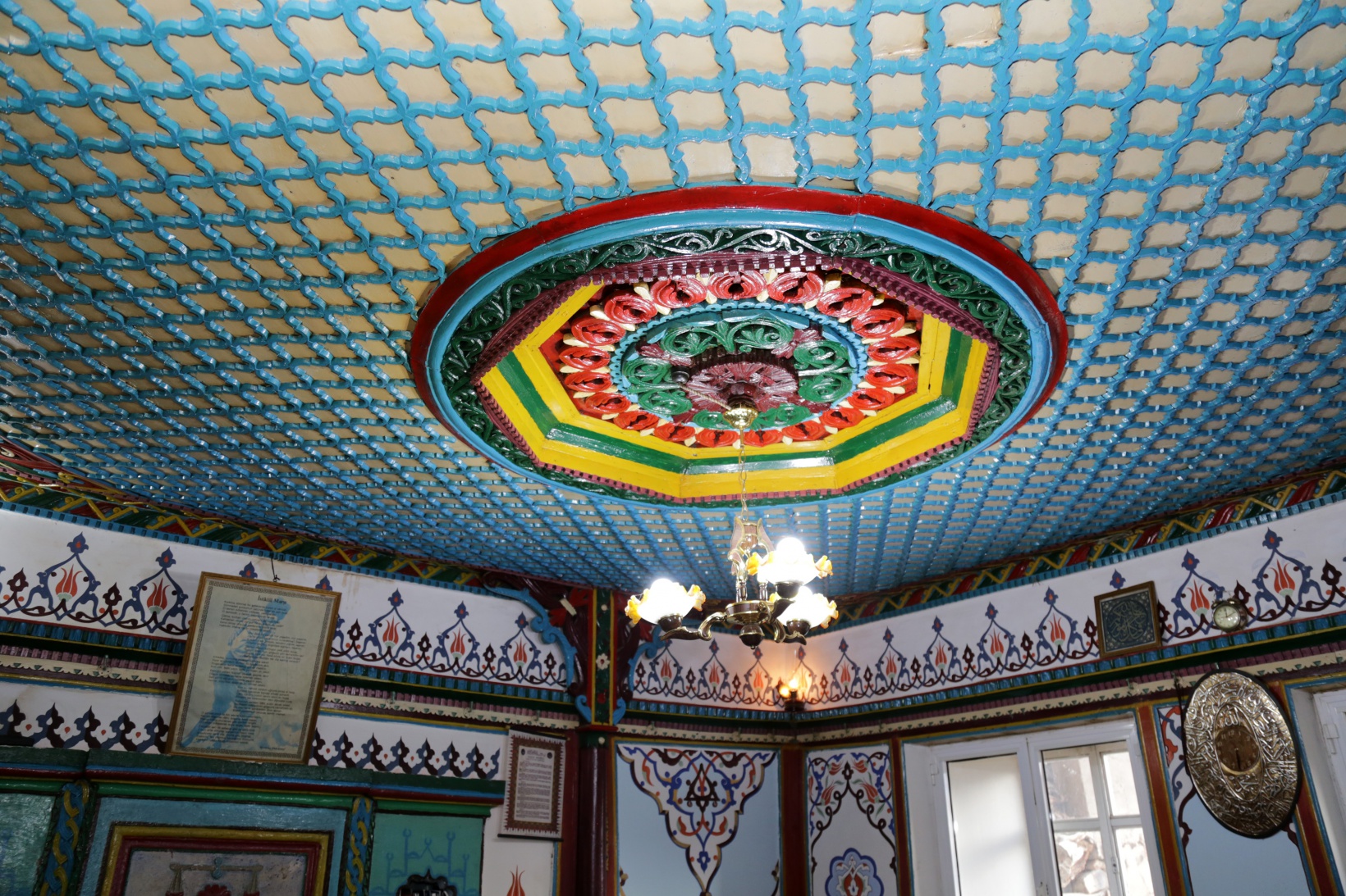 Vali Taşbilek usta ile çırağının 150 yıl önce yaptığı köy odalarını ziyaret etti 15