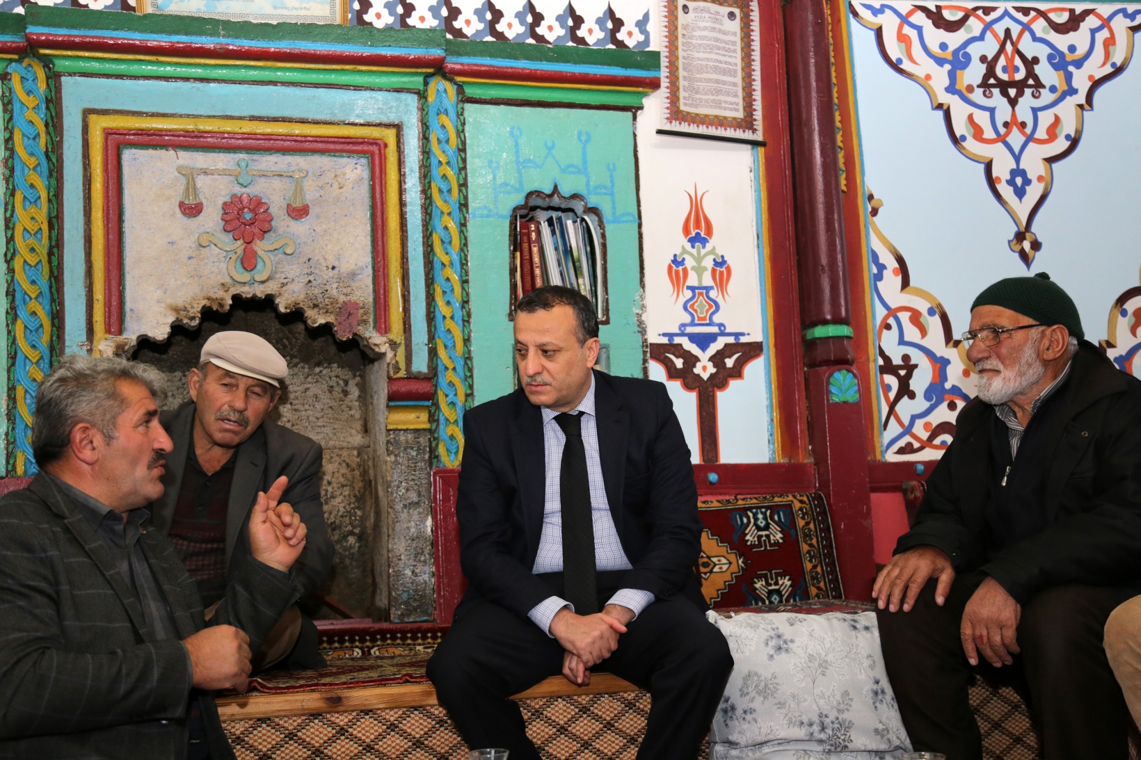 Vali Taşbilek usta ile çırağının 150 yıl önce yaptığı köy odalarını ziyaret etti 16