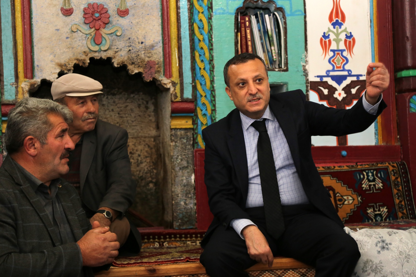 Vali Taşbilek usta ile çırağının 150 yıl önce yaptığı köy odalarını ziyaret etti 20