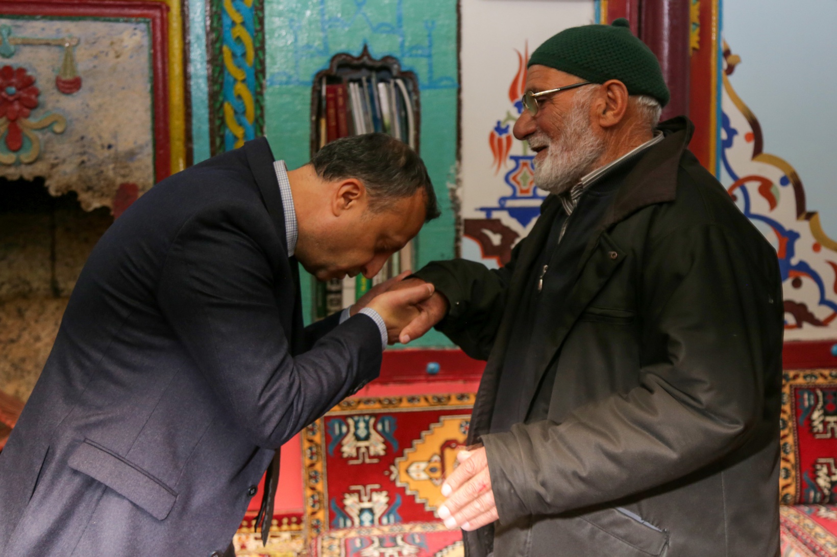 Vali Taşbilek usta ile çırağının 150 yıl önce yaptığı köy odalarını ziyaret etti 17
