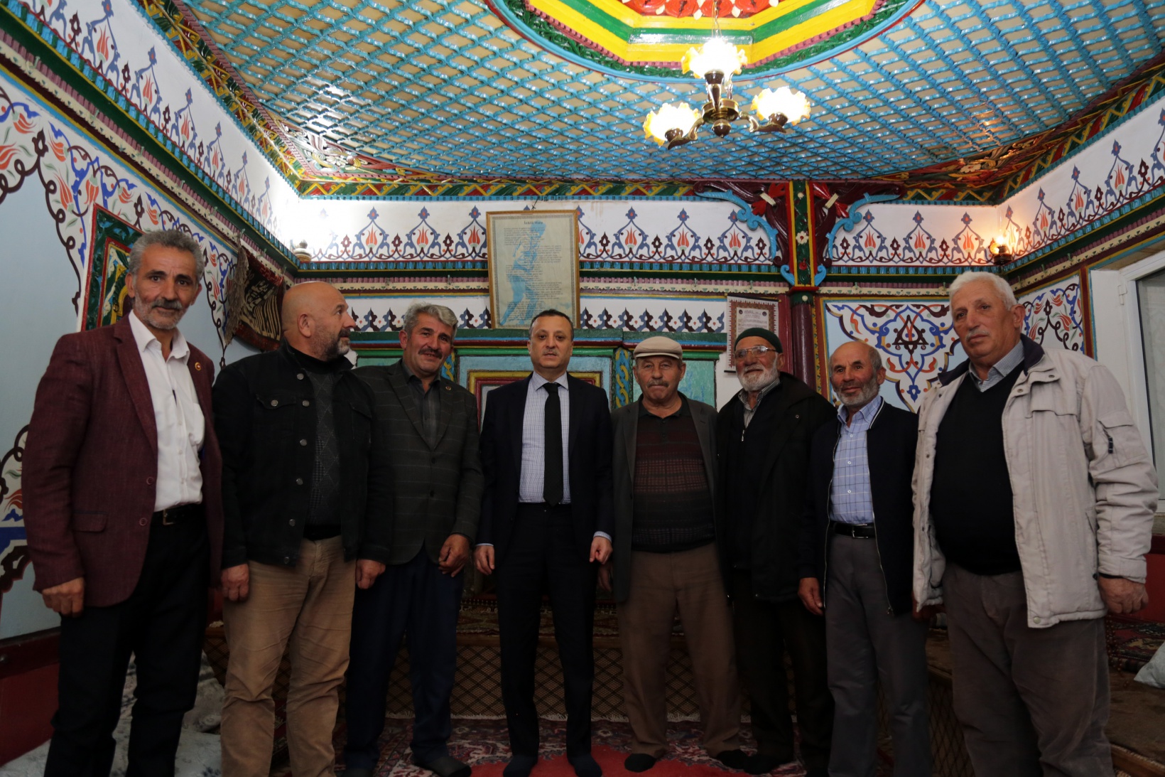 Vali Taşbilek usta ile çırağının 150 yıl önce yaptığı köy odalarını ziyaret etti 14