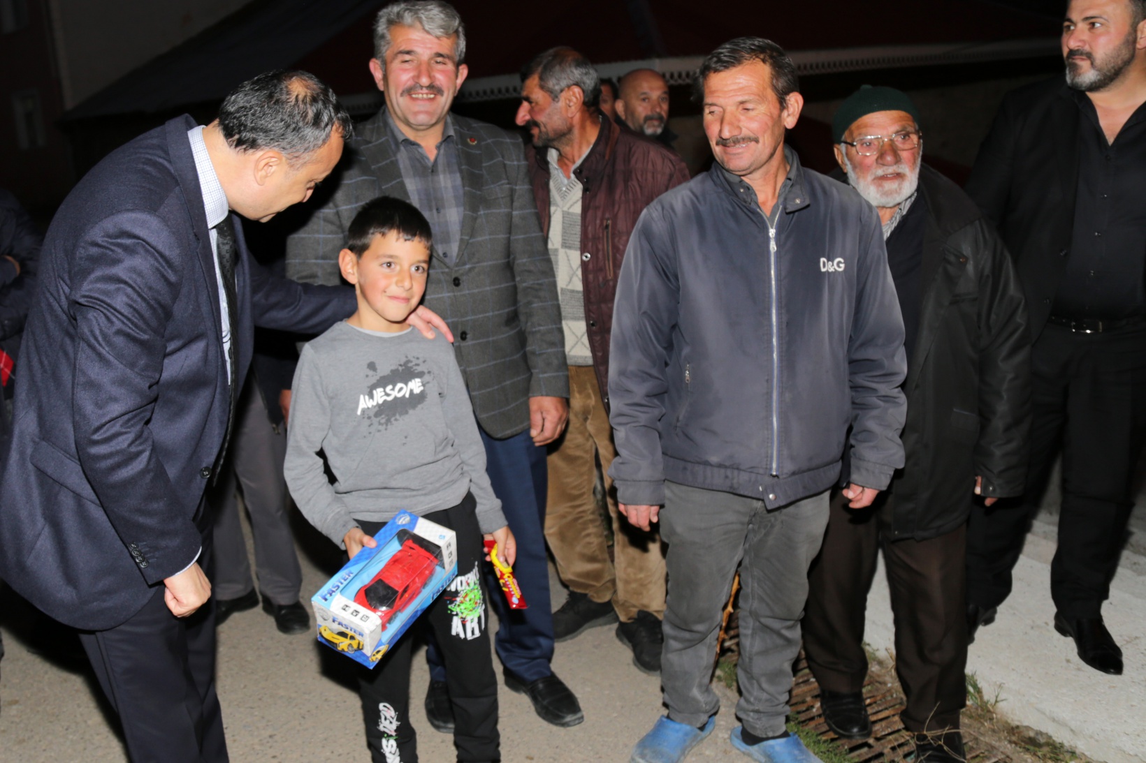 Vali Taşbilek usta ile çırağının 150 yıl önce yaptığı köy odalarını ziyaret etti 8