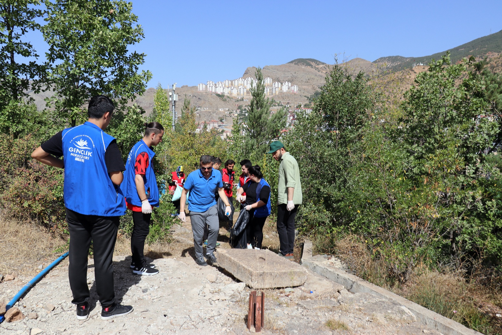 Gümüşhane’de daha temiz bir gelecek için çöp toplandı 4