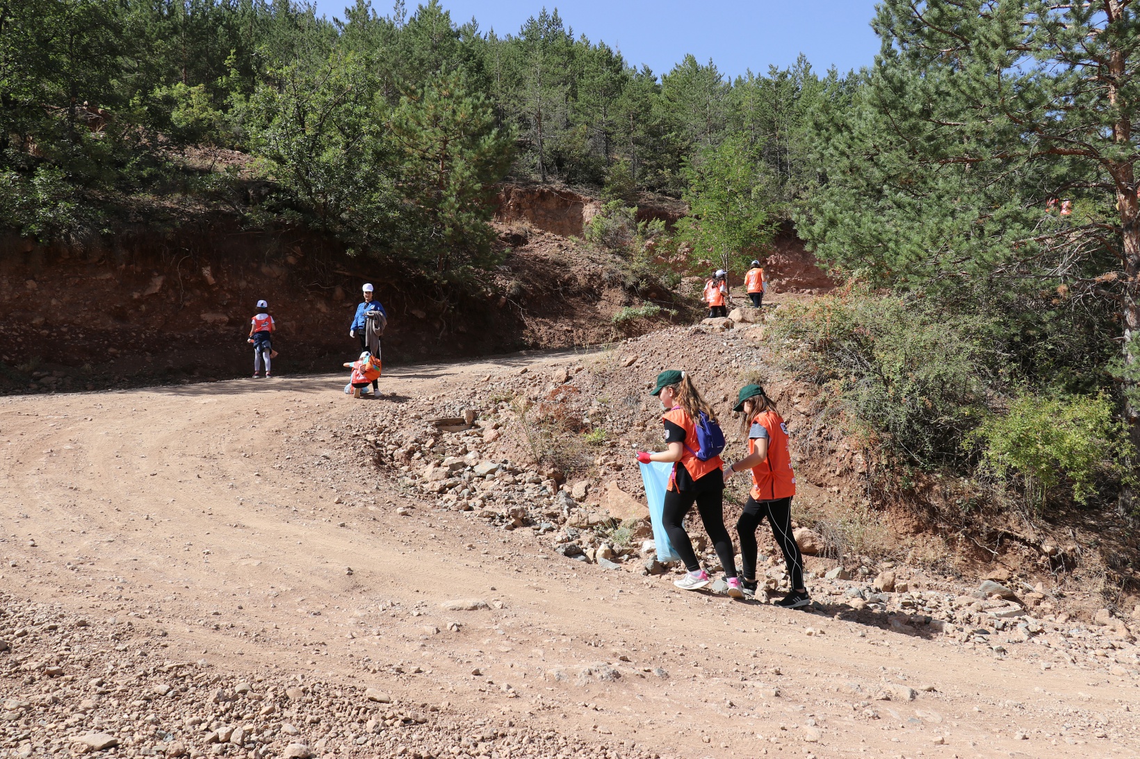 Gümüşhane’de daha temiz bir gelecek için çöp toplandı 26