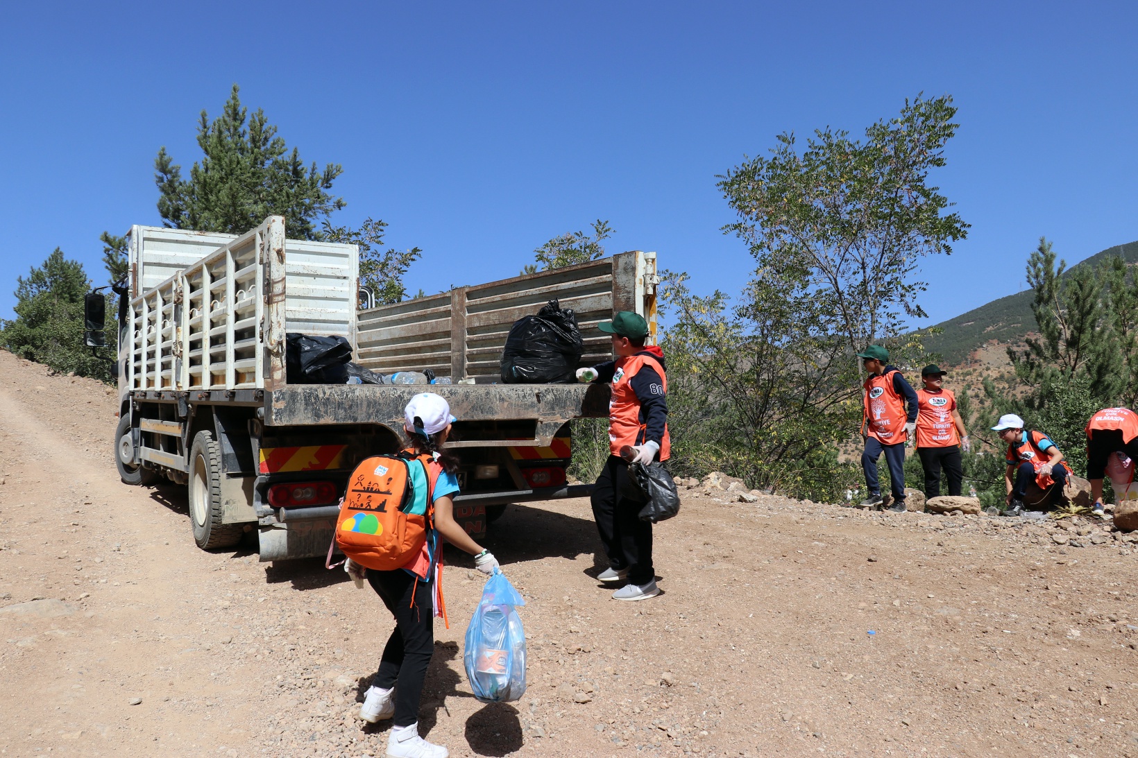 Gümüşhane’de daha temiz bir gelecek için çöp toplandı 11