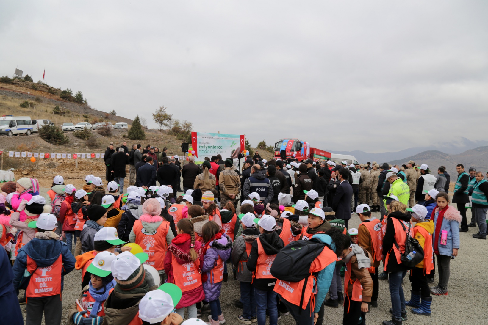 Gümüşhane’de Milli Ağaçlandırma Gününde binlerce fidan toprakla buluştu 5