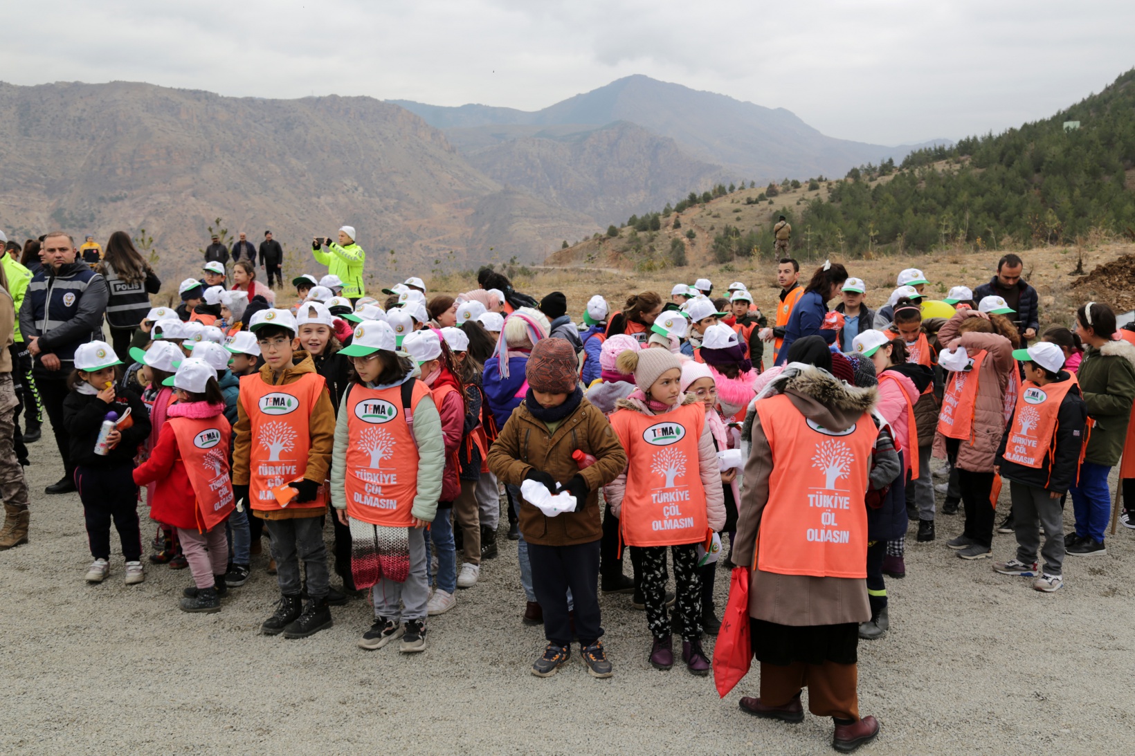 Gümüşhane’de Milli Ağaçlandırma Gününde binlerce fidan toprakla buluştu 4