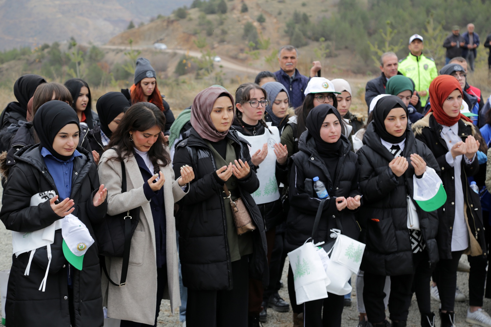 Gümüşhane’de Milli Ağaçlandırma Gününde binlerce fidan toprakla buluştu 35