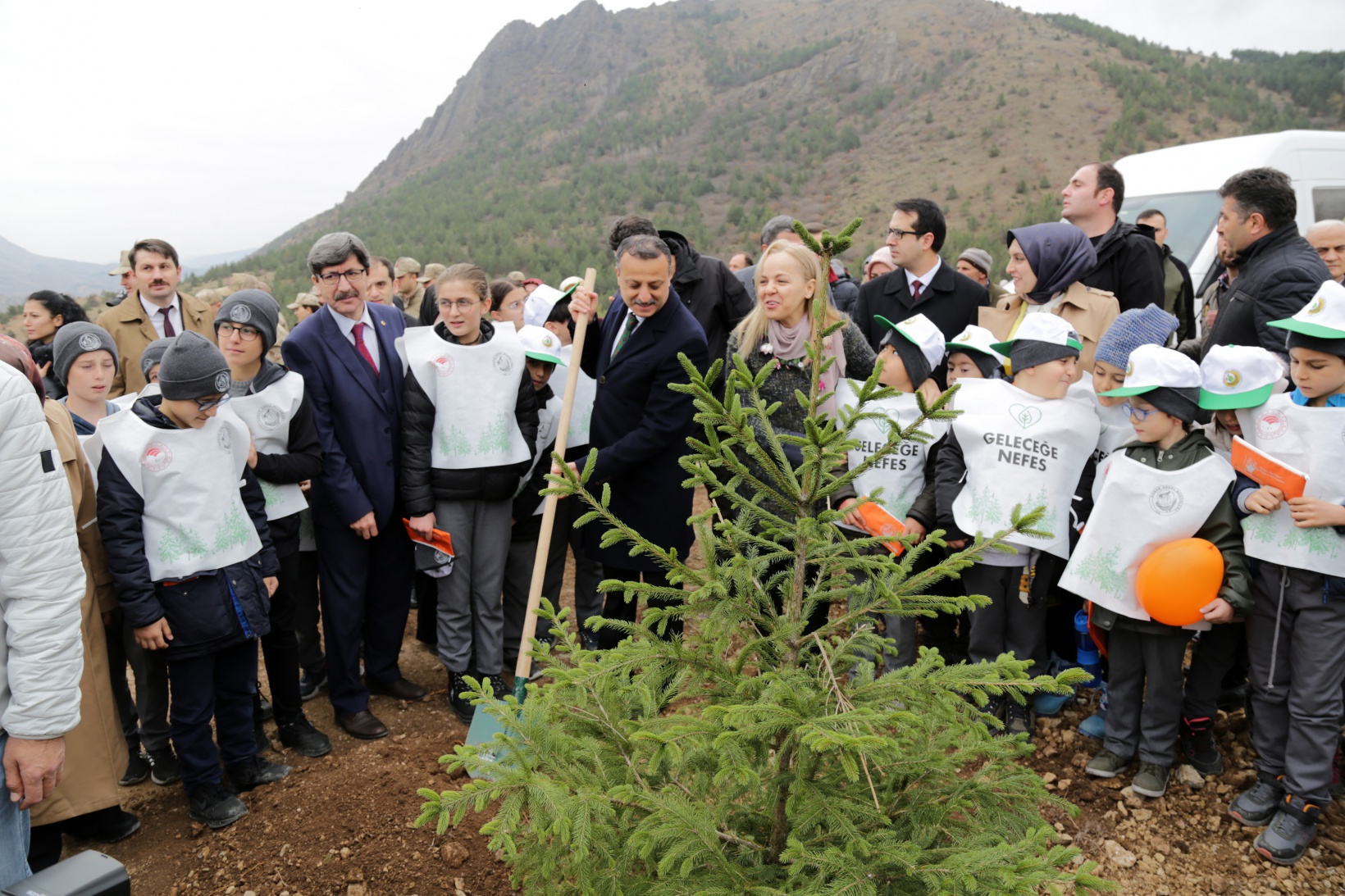 Gümüşhane’de Milli Ağaçlandırma Gününde binlerce fidan toprakla buluştu 14