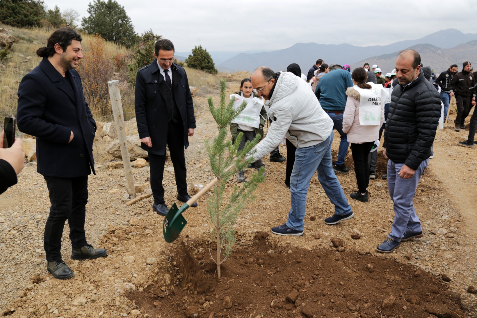 Gümüşhane’de Milli Ağaçlandırma Gününde binlerce fidan toprakla buluştu 7