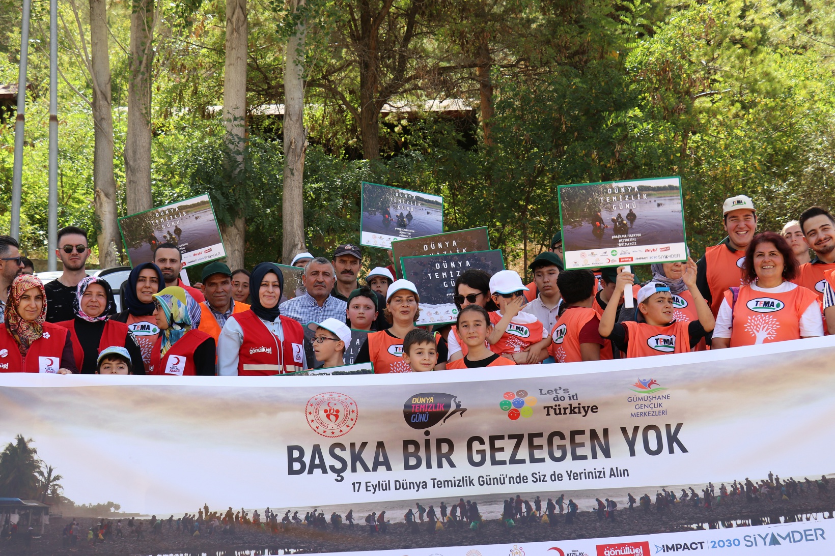 Gümüşhane’de daha temiz bir gelecek için çöp toplandı 19