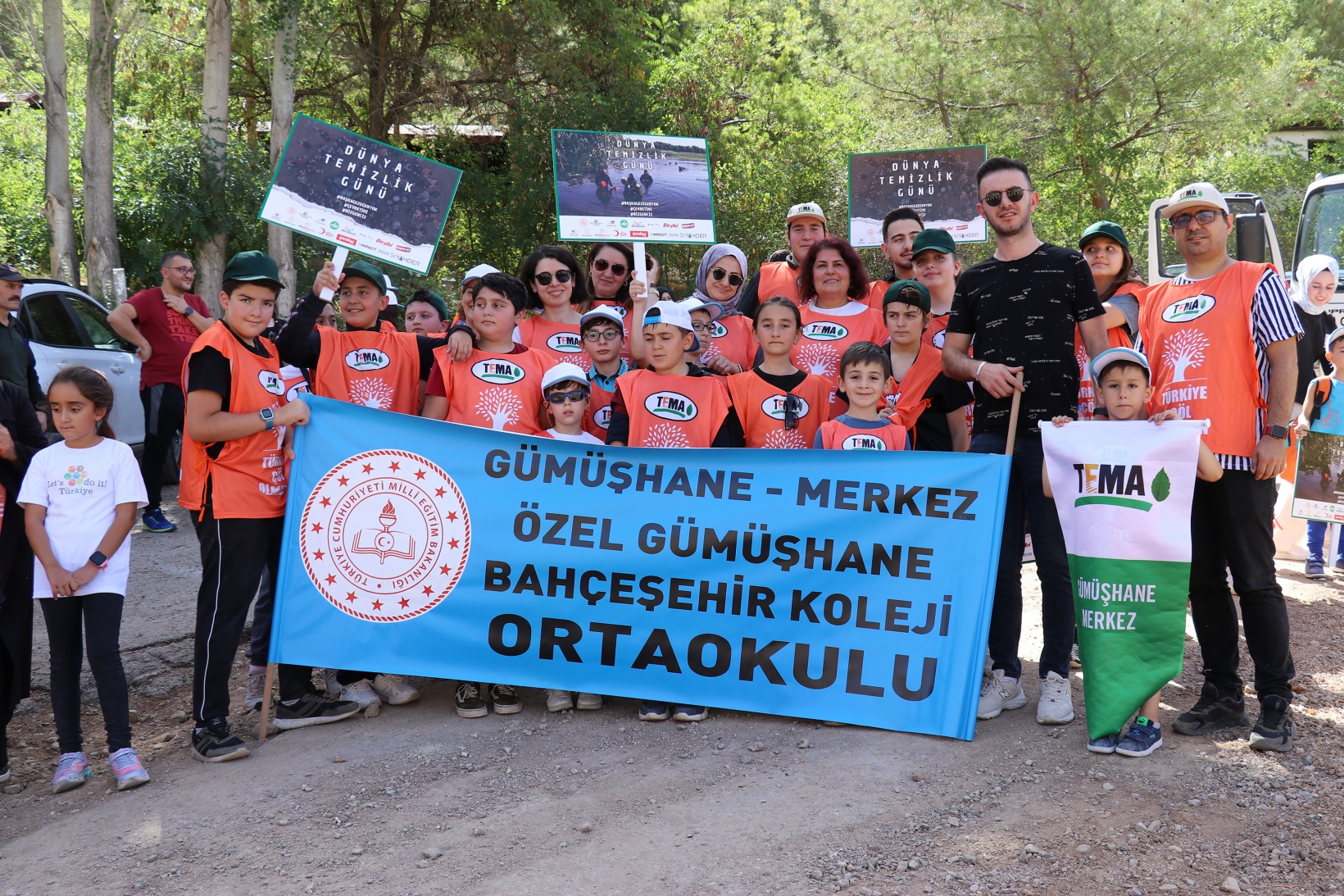 Gümüşhane’de daha temiz bir gelecek için çöp toplandı 12