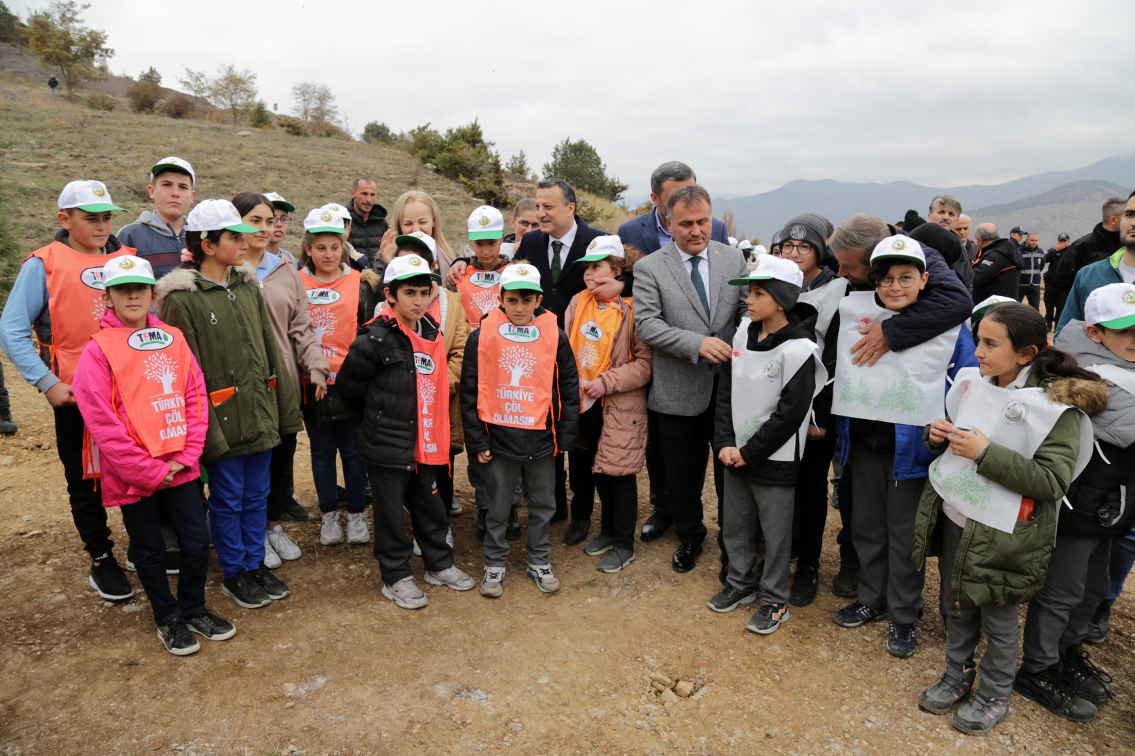 Gümüşhane’de Milli Ağaçlandırma Gününde binlerce fidan toprakla buluştu 13