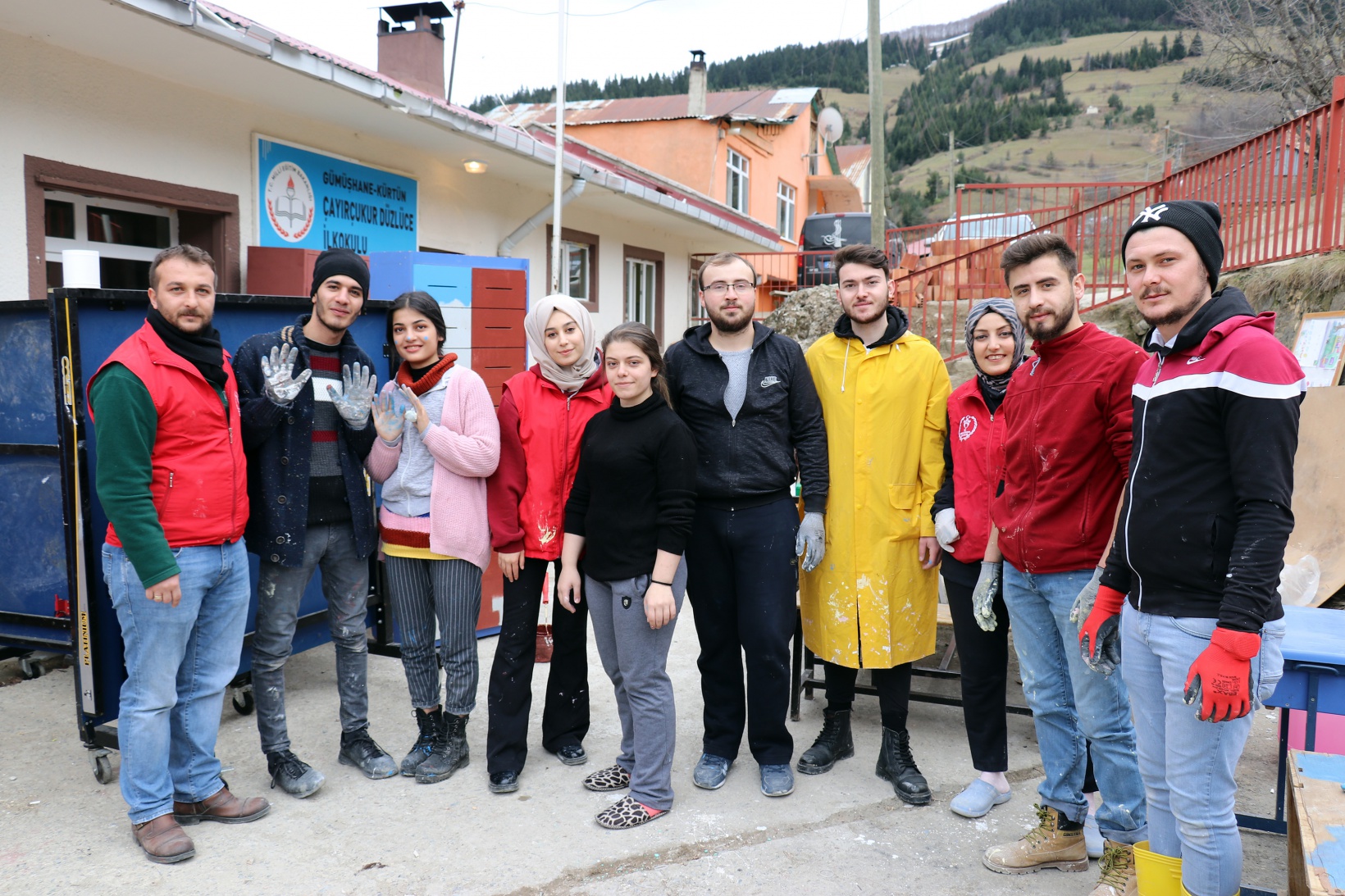Şehirlerimiz ayrı, gönüllerimiz aynı diyerek köy okulunu baştan aşağıya yenilediler 11