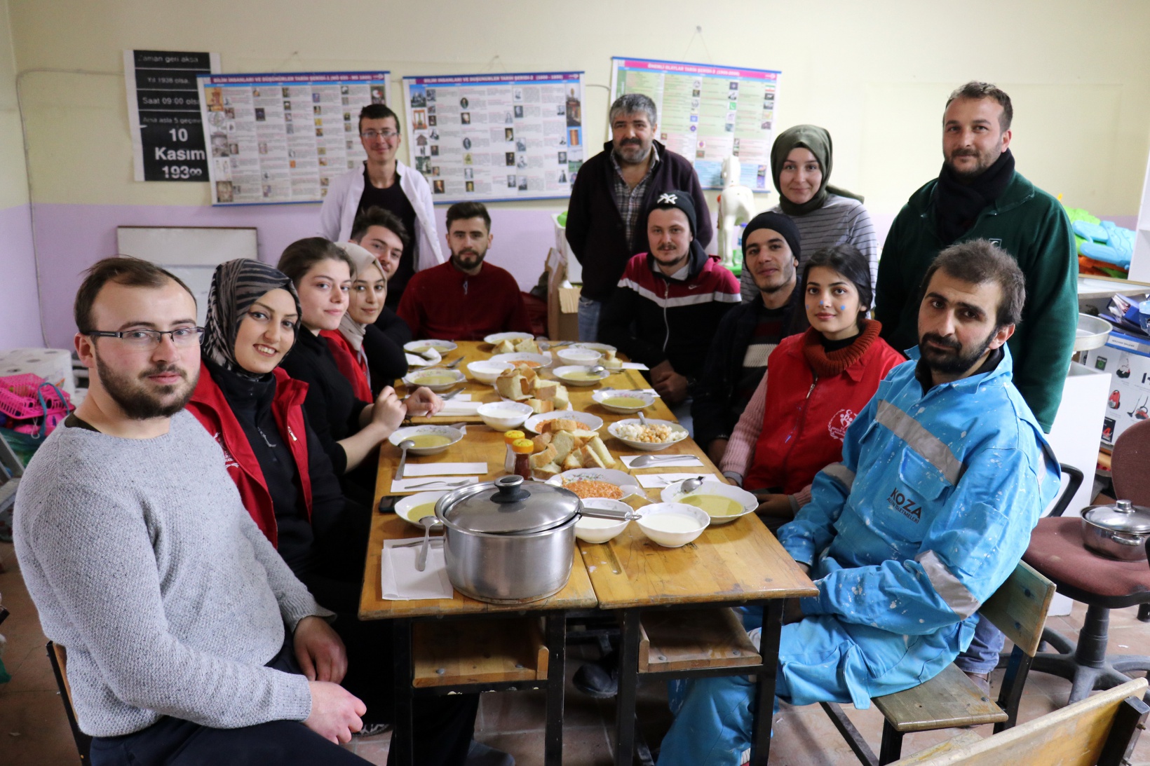 Şehirlerimiz ayrı, gönüllerimiz aynı diyerek köy okulunu baştan aşağıya yenilediler 10