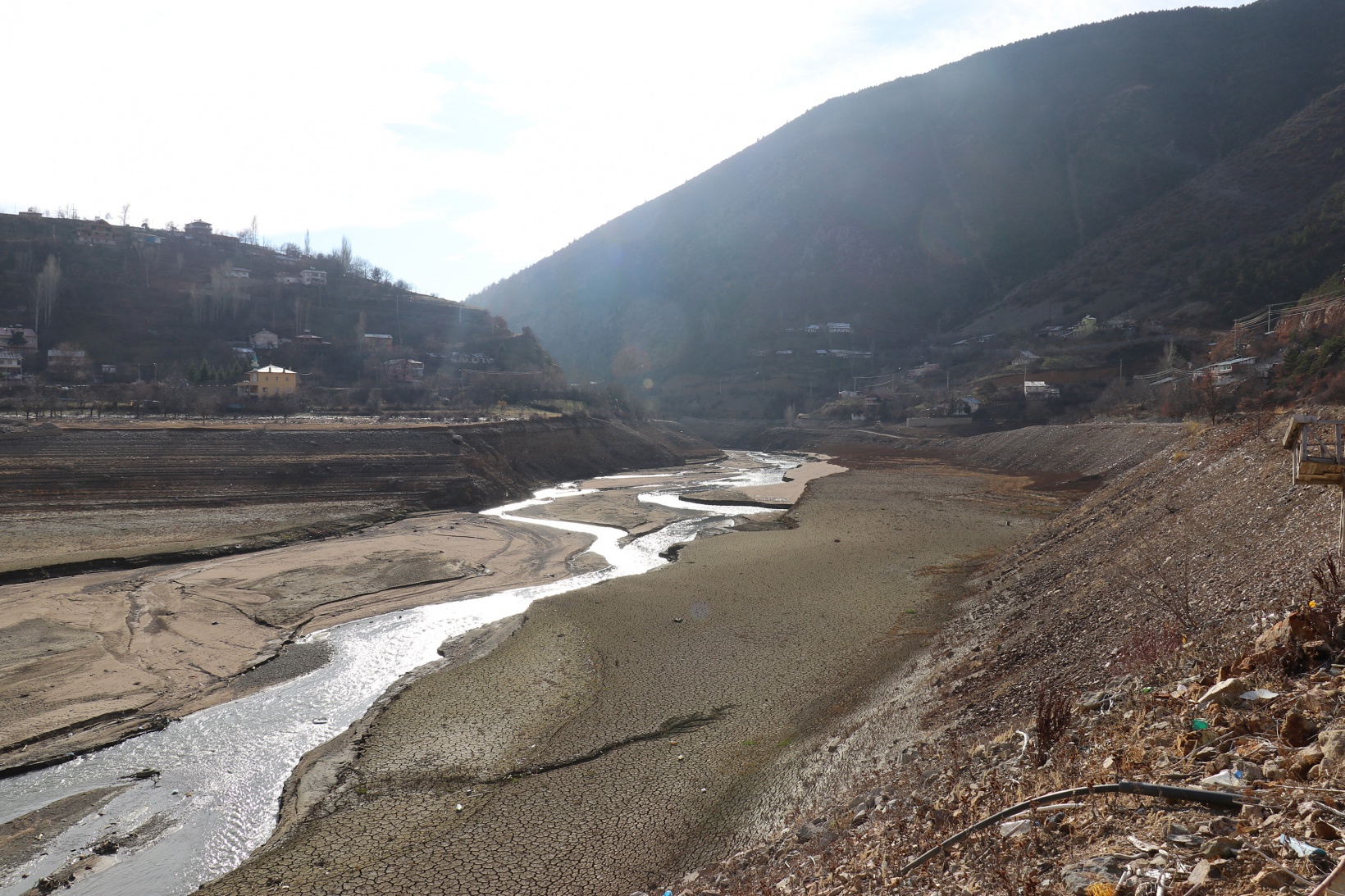 Torul baraj gölünde su seviyesi 40 metre çekildi 1
