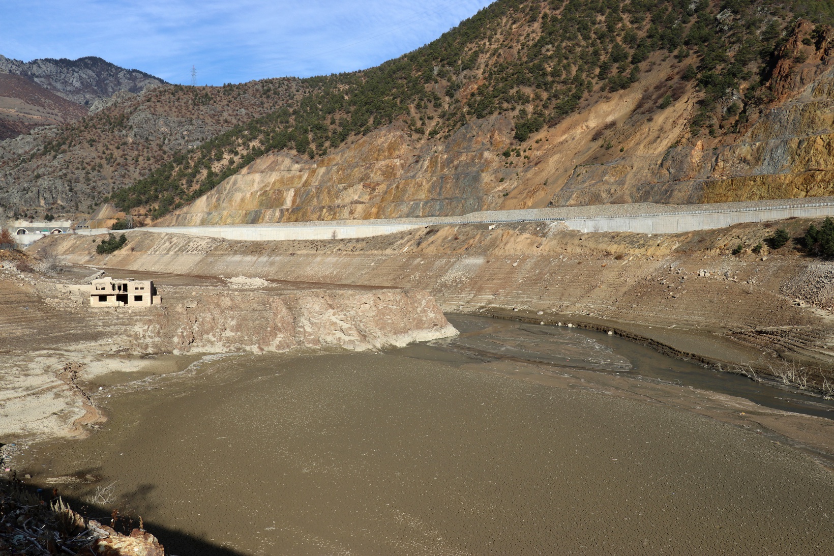Torul baraj gölünde su seviyesi 40 metre çekildi 4